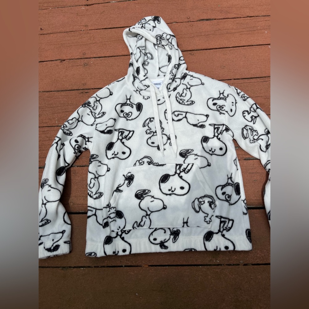 Warm Cozy Peanuts Snoopy Seeatshirt